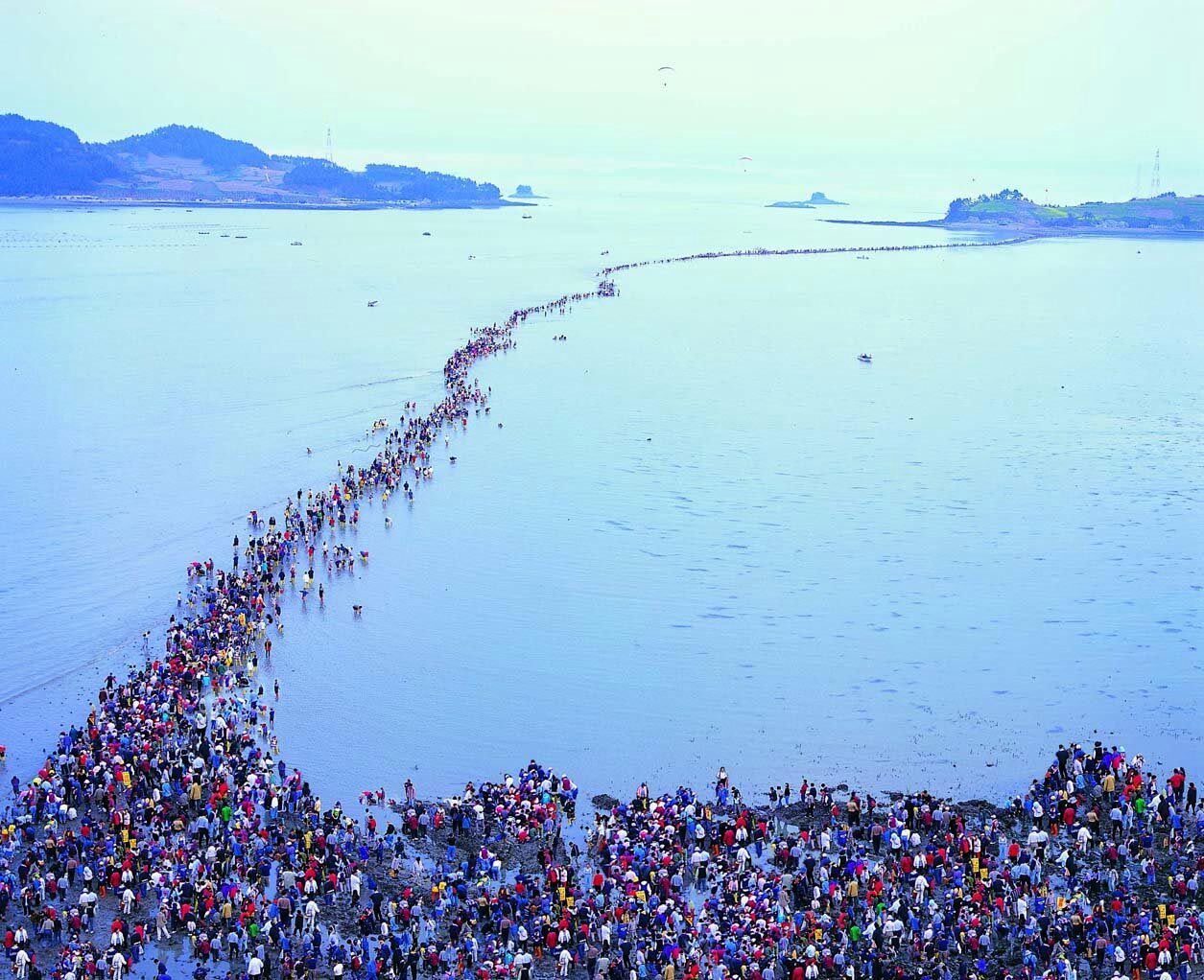 Настоящее чудо: в Корее перед туристами расступилось море