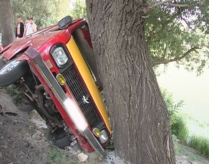 В столице едва не упал в воду микроавтобус 