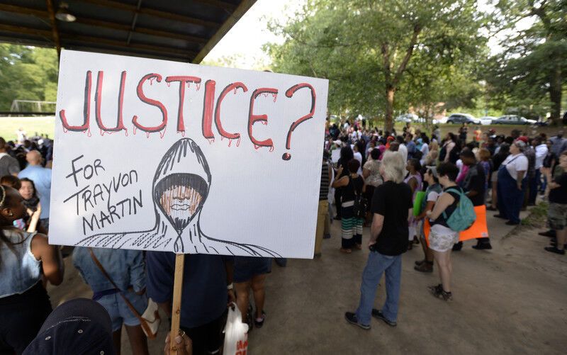 В США продолжаются протесты против оправдания убийцы подростка