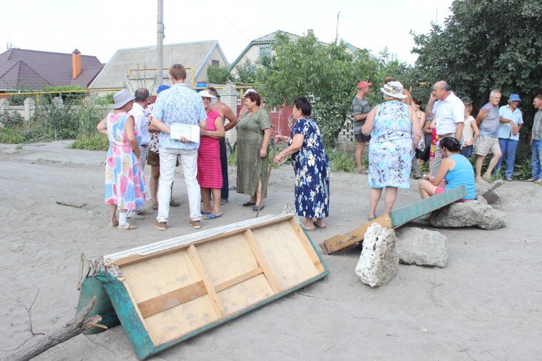 Херсонці на знак протесту перекрили дорогу диваном