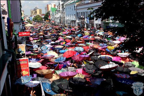 Организаторов конфетного дождя в Беларуси накажут