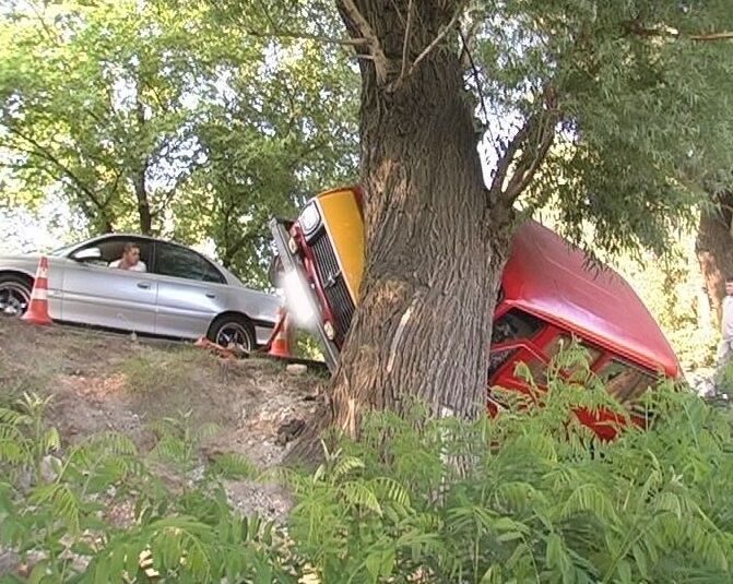 В столице едва не упал в воду микроавтобус 