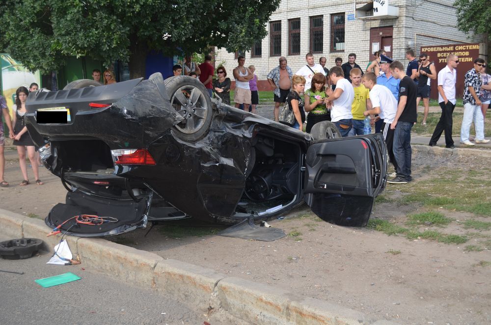 В Харькове 18-летний водитель устроил мясорубку на перекрестке