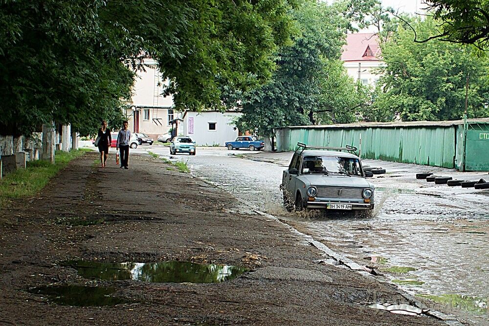 Площа в історичній частині Одеси перетворилася на брудний путівець