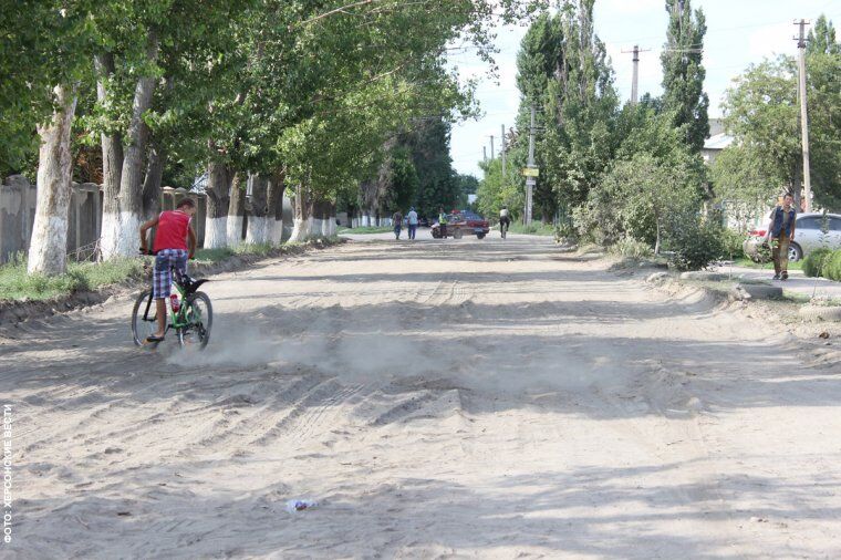 Херсонцы в знак протеста перекрыли дорогу диваном