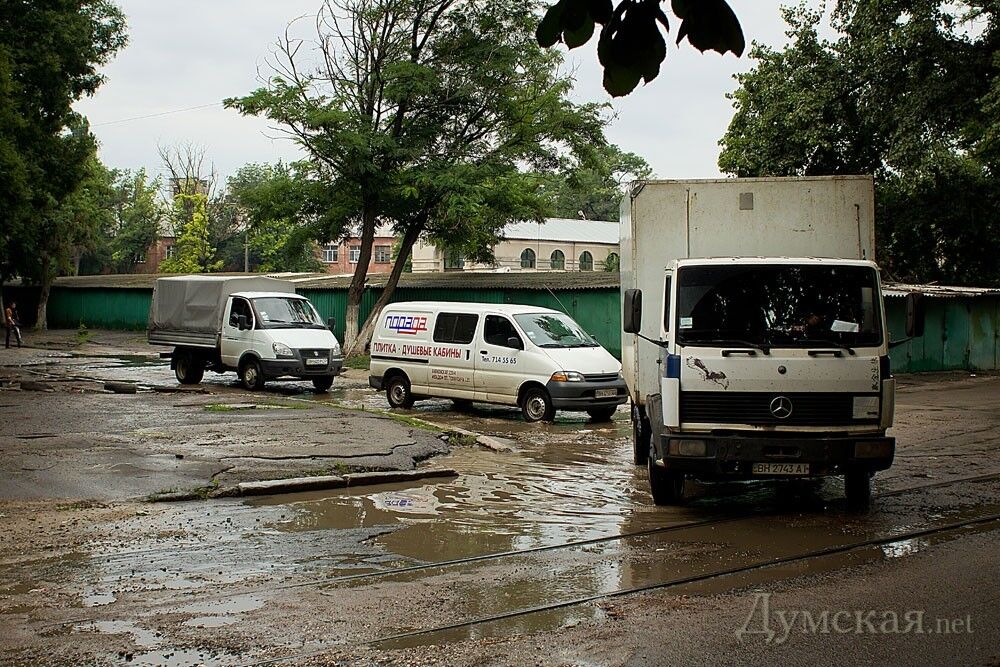 Площадь в исторической части Одессы превратилась в грязный проселок