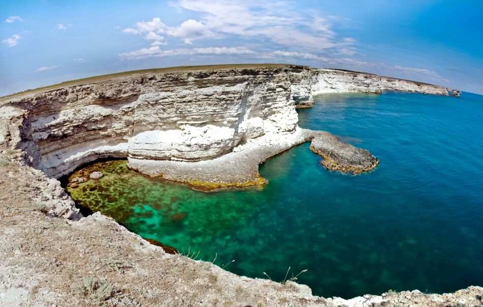 В Крыму действует 64 туристические стоянки и масса диких пляжей