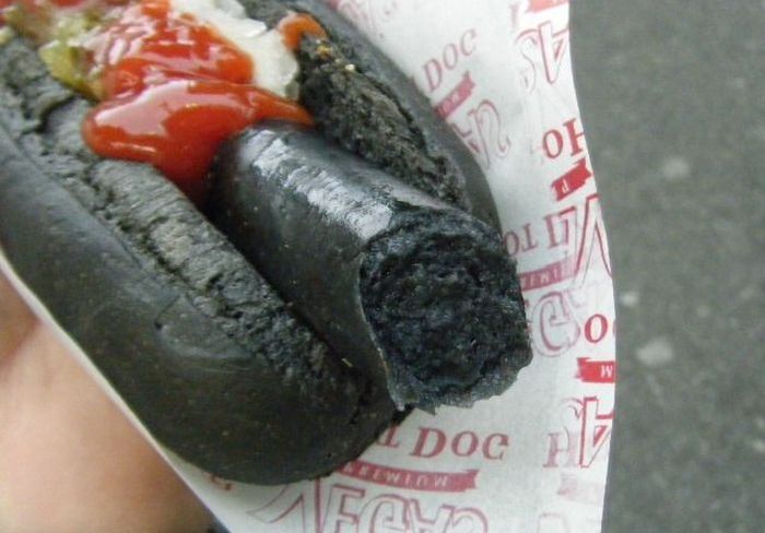 В Японии черные хот-доги бьют рекорды популярности среди туристов
