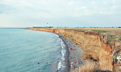 На диких пляжах в Николаевке людей меньше, однако есть угроза обвала грунта. Фото: ark.gov.ua