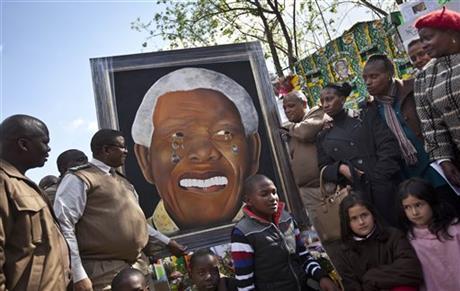 Художники нарисовали портреты Манделы к его дню рождения