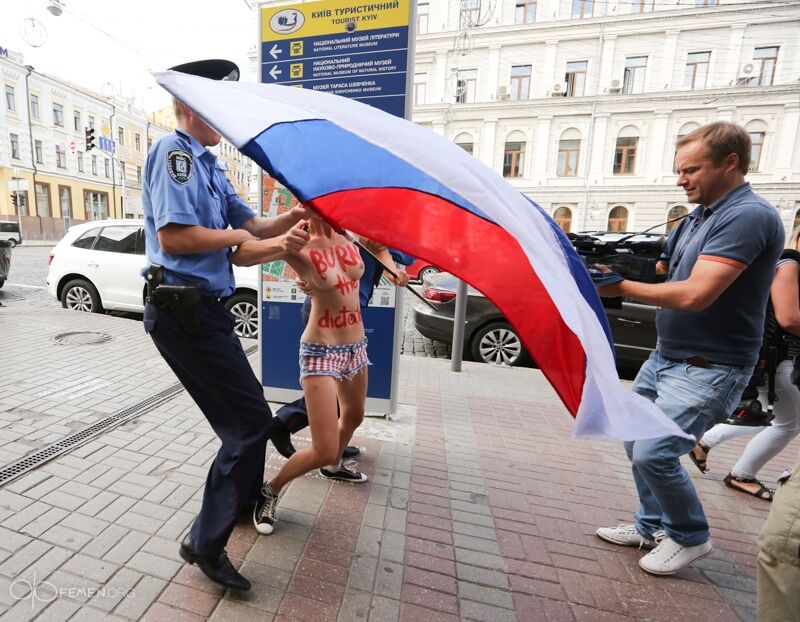 FEMEN по-своему поддержали Навального