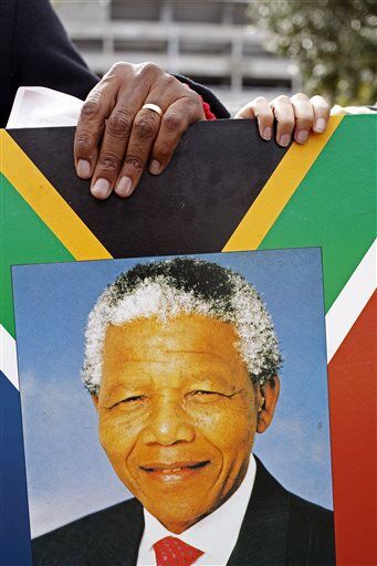 Художники нарисовали портреты Манделы к его дню рождения