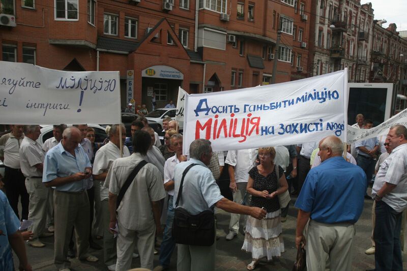 Телеканал "Интер" осаждают защитники милиции