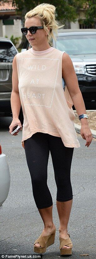 Бритни Спирс пополнила арсенал футболок с дурацкими надписями