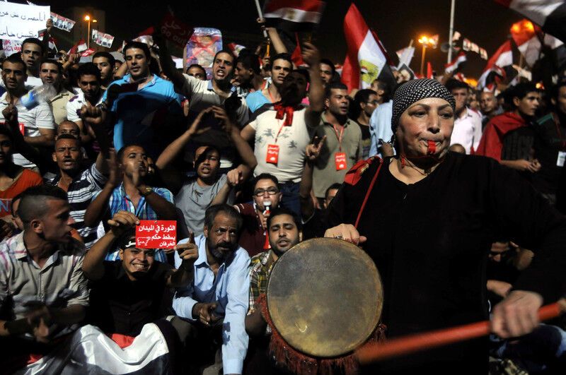 Кількість мітингувальників на вулицях Каїра зростає