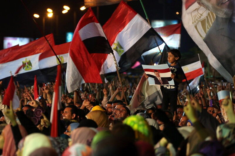 Количество митингующих на улицах Каира растет