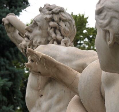 В Одессе одной из самых знаменитых скульптур оторвали пальцы