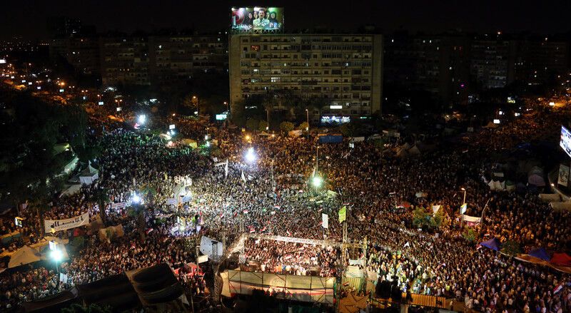 Кількість мітингувальників на вулицях Каїра зростає