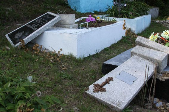На Виннитчине малолетние дети разгромили 29 надгробий - искали конфеты