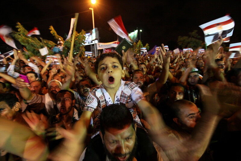 Количество митингующих на улицах Каира растет