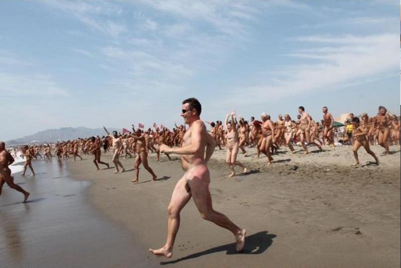 В Испании поставили рекорд: 729 нудистов собрались на пляже