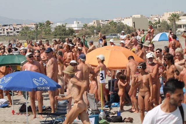 В Іспанії поставили рекорд: 729 нудистів зібралися на пляжі