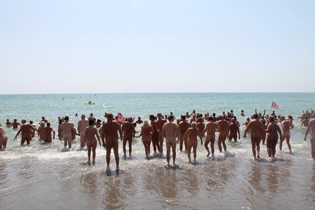 В Іспанії поставили рекорд: 729 нудистів зібралися на пляжі