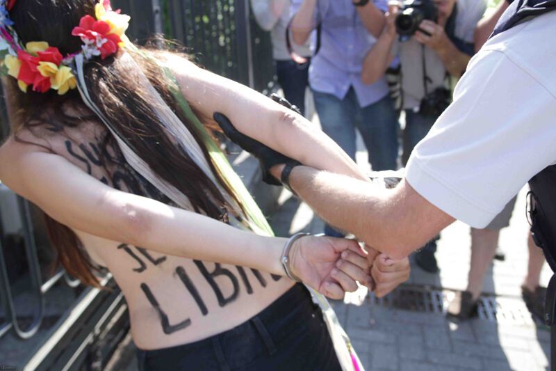 FEMENісткі намагалися замкнути на замок посольство Тунісу в Брюсселі