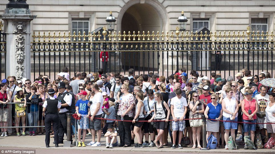 Сотни британцев ждут новостей возле Букингемского дворца