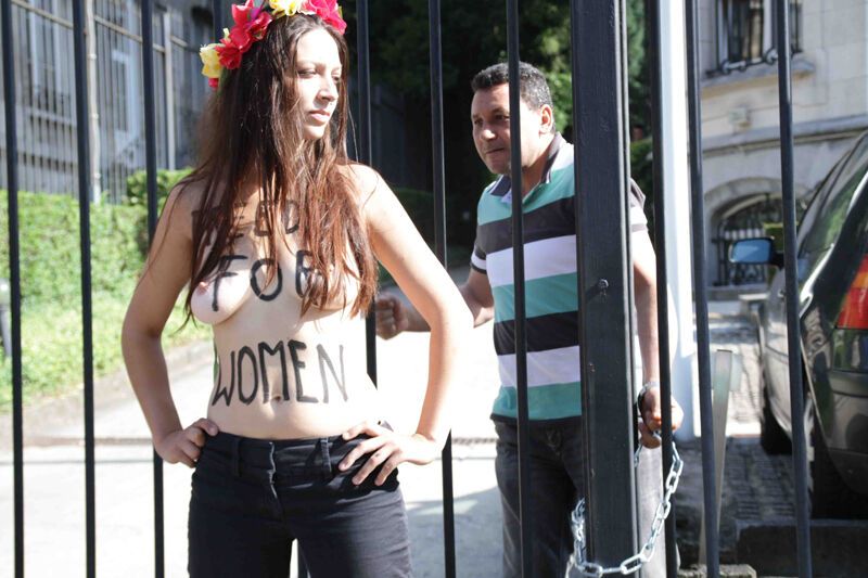 FEMENистки пытались запереть на замок посольство Туниса в Брюсселе