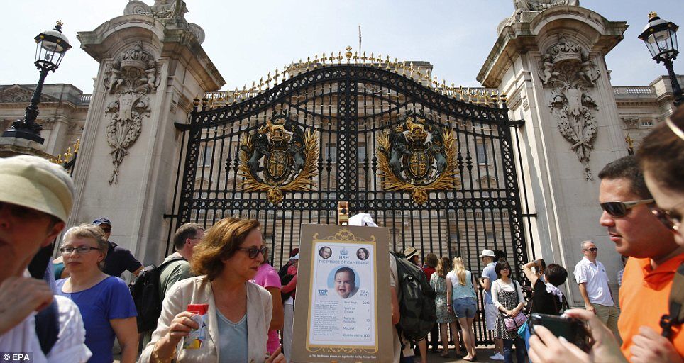 Сотни британцев ждут новостей возле Букингемского дворца