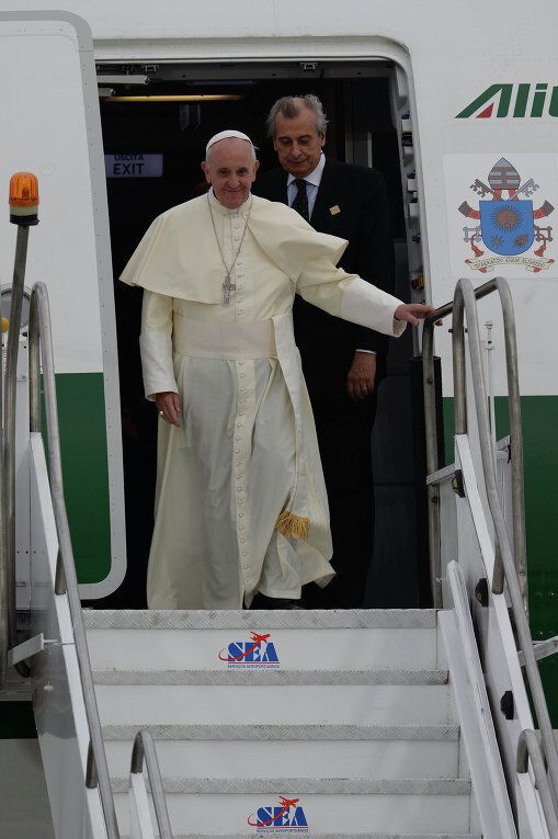 Папа Франциск в Бразилии: бомба в храме и протесты