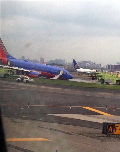 У Нью-Йорку літак гальмував носом, є постраждалі