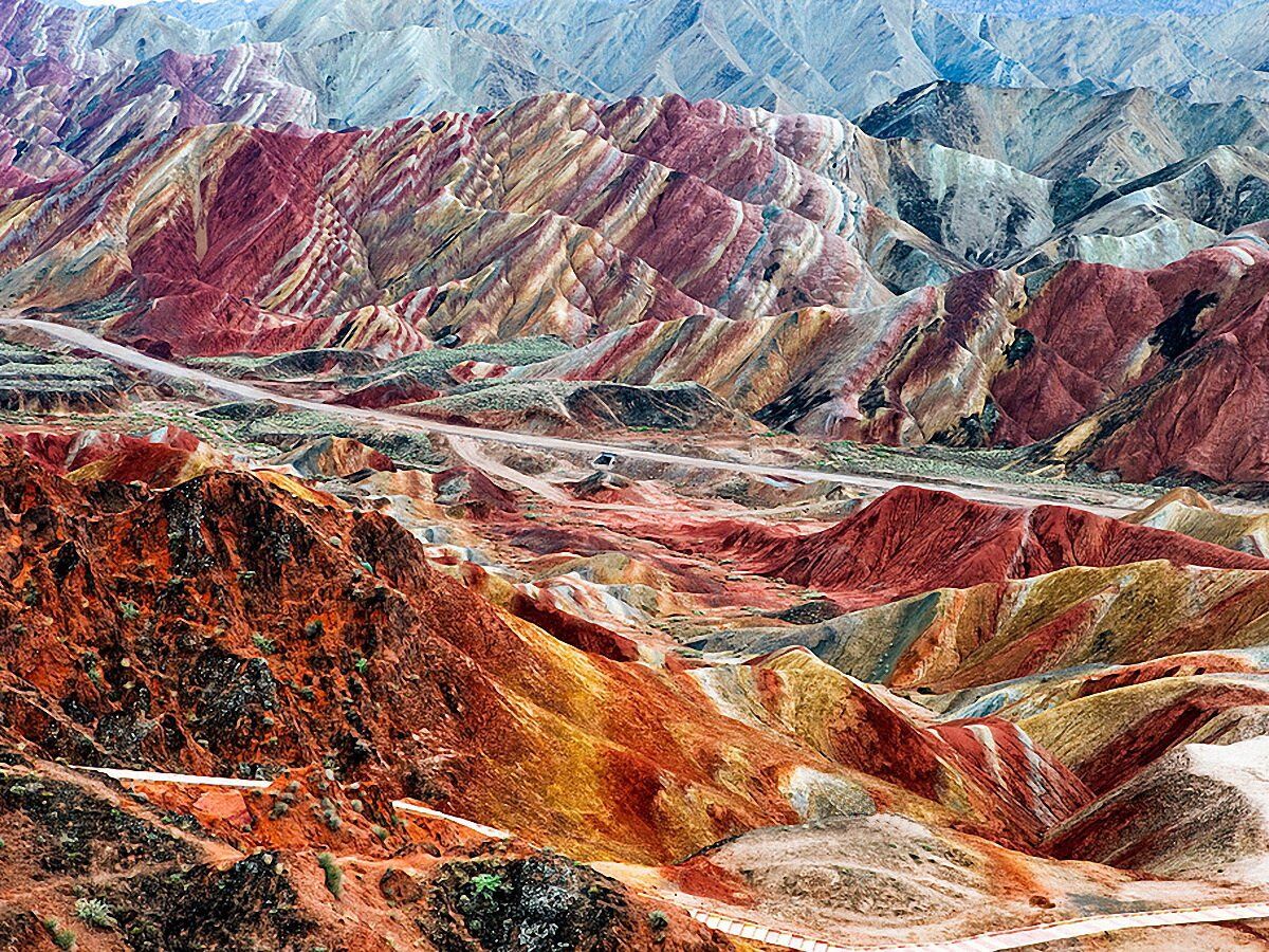 Восхитительные цветные скалы в национальном парке Китая