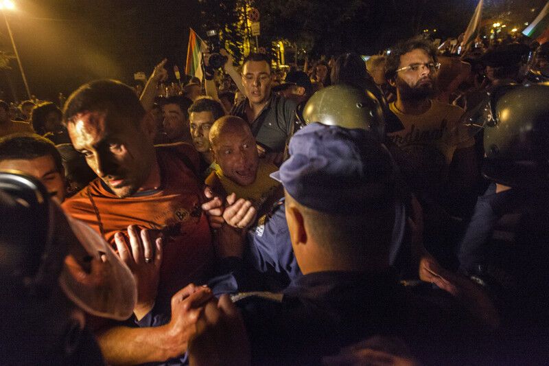 В Болгарии протестующие заблокировали здание парламента