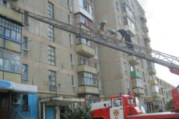 На Кіровоградщині рятувальники зняли дівчину з чужого балкона