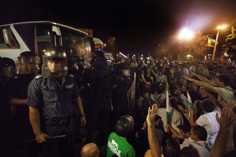 В Болгарии протестующие заблокировали здание парламента