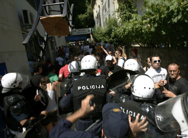 В Черногории противники гей-парада скандировали «Убивай геев!»