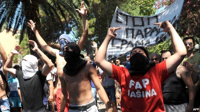 В Черногории противники гей-парада скандировали «Убивай геев!»