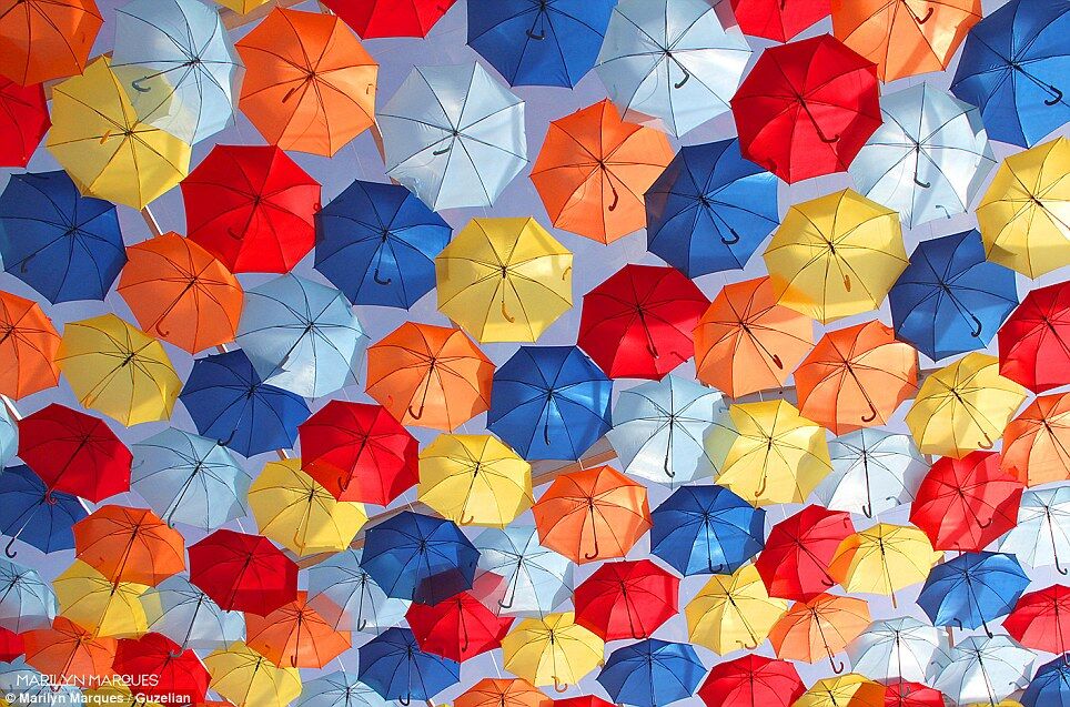 У Португалії вулиці прикрасили сотнями різнокольорових парасольок