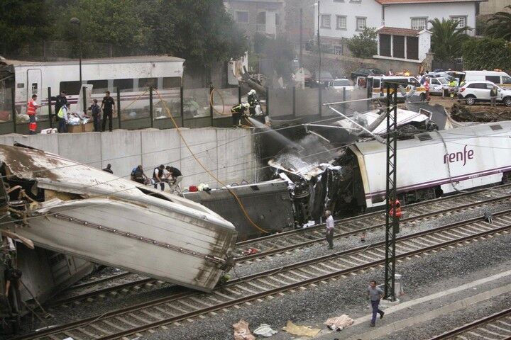 Авария поезда в Испании. Более 70 жертв