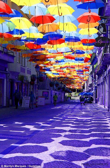 В Португалии улицы украсили сотнями разноцветных зонтов