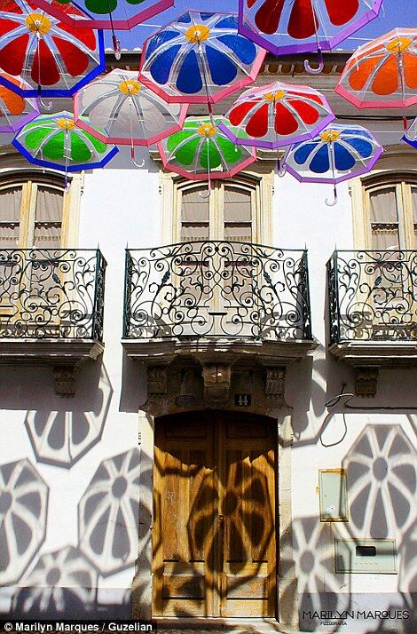 В Португалии улицы украсили сотнями разноцветных зонтов