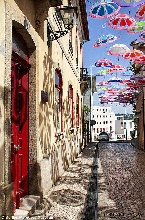 У Португалії вулиці прикрасили сотнями різнокольорових парасольок