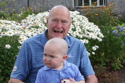 Буш-старший побрился налысо ради ребенка с лейкемией