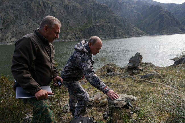 Путин поймал 21-килограммовую щуку, а Медведев сфотографировал