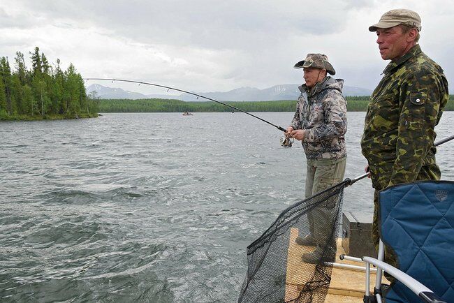 Путін спіймав 21-кілограмову щуку, а Медведєв сфотографував