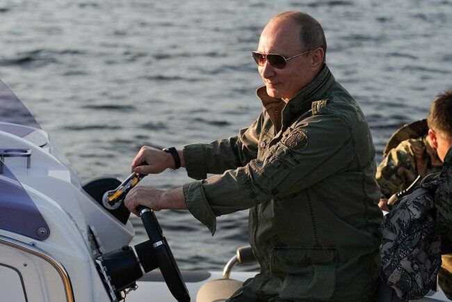 Путин поймал 21-килограммовую щуку, а Медведев сфотографировал