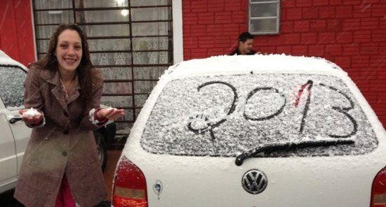 На півдні Бразилії вперше за 40 років випав сніг: люди масово ліплять сніговиків