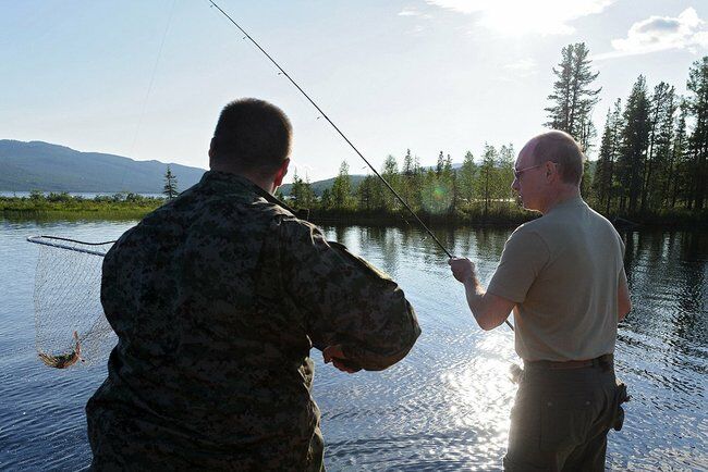 Путин поймал 21-килограммовую щуку, а Медведев сфотографировал